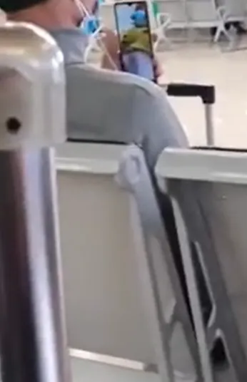 Trong lúc chờ máy bay bác trai video call về xem bác gái show bưởi -massage sex - student-accommodation-dublin.com